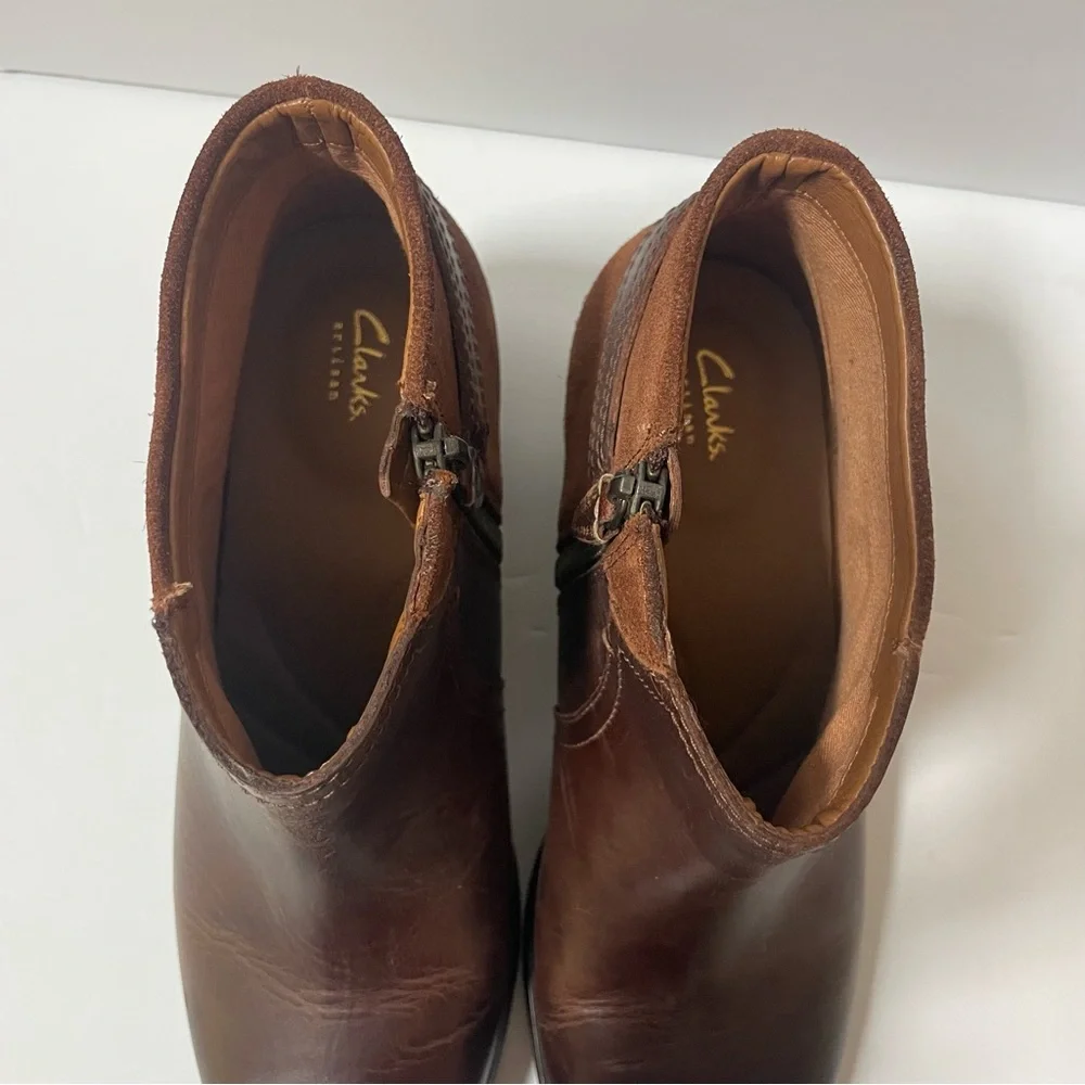 Clarks Maypearl Lilac Dark Tan Cushion Footbed Booties Sz 8.5